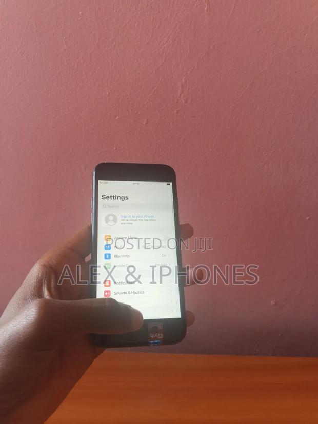 Apple iPhone 8 64 GB Black - thumbnail 4