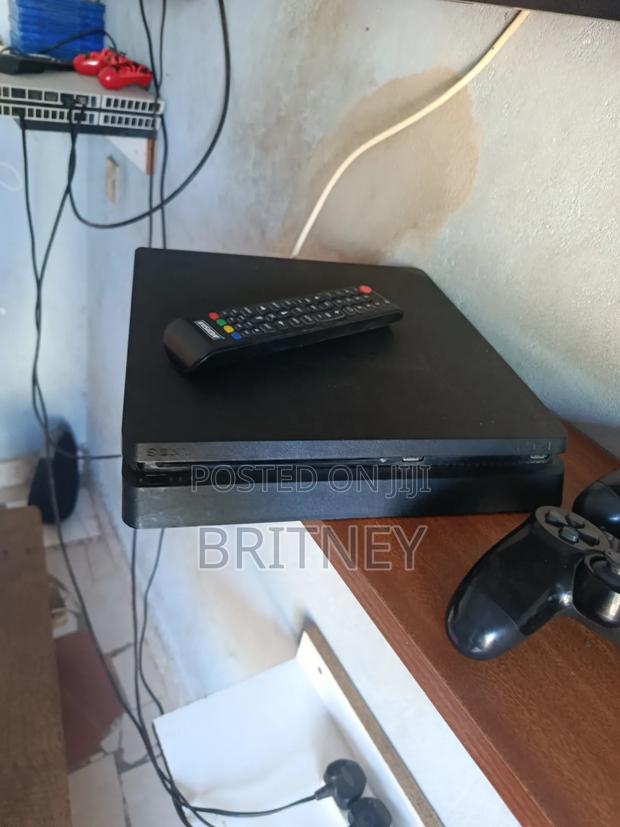 Play Station 4 - thumbnail 3