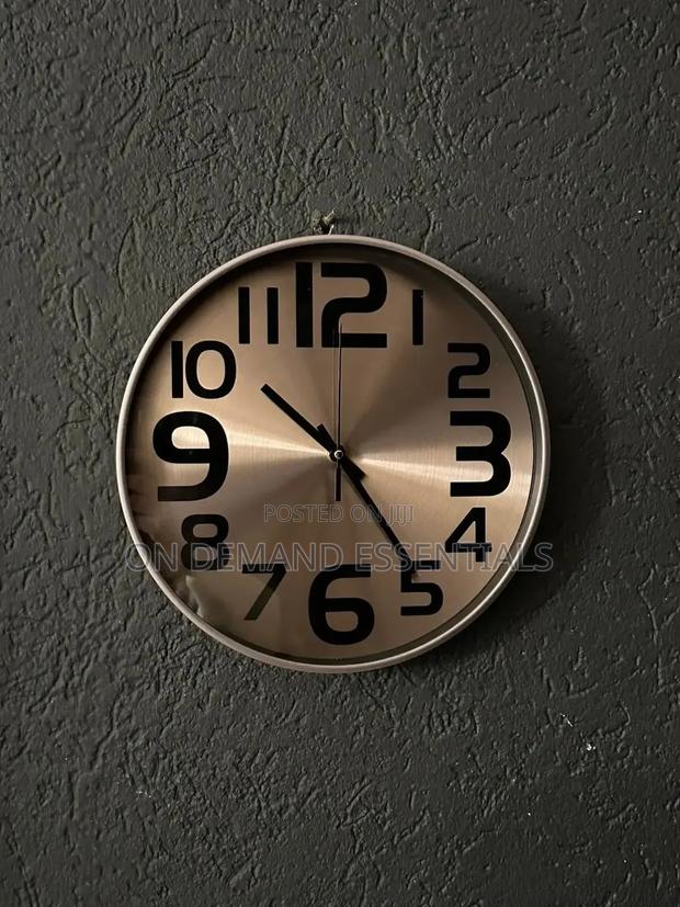 30cm Wall Clock With a Modern and Elegant Design