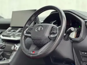 Toyota Land Cruiser LC300 2023 White