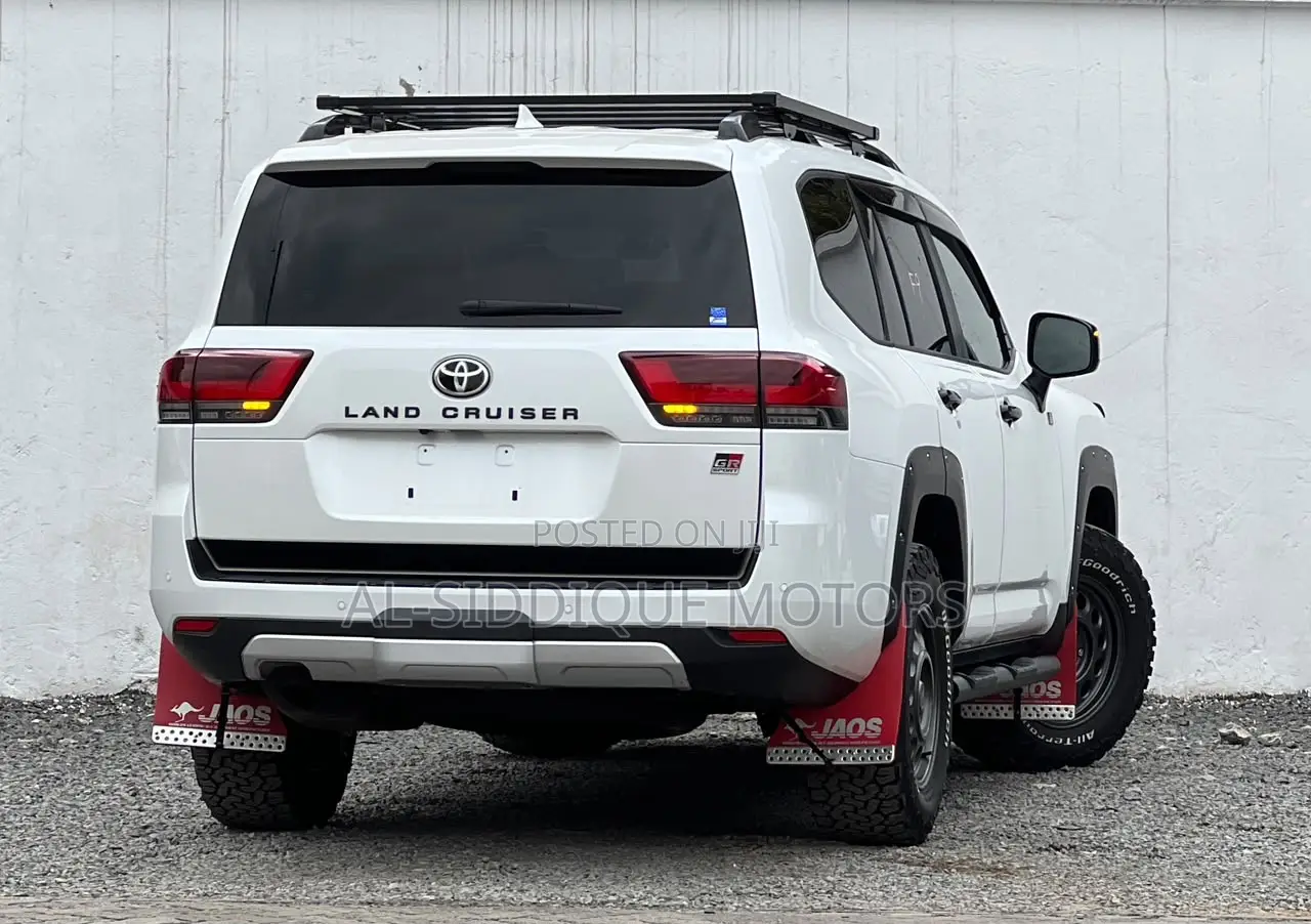 Toyota Land Cruiser LC300 2023 White