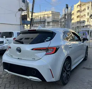 Toyota Corolla XLE (1.8L 4cyl 2A) 2018 White