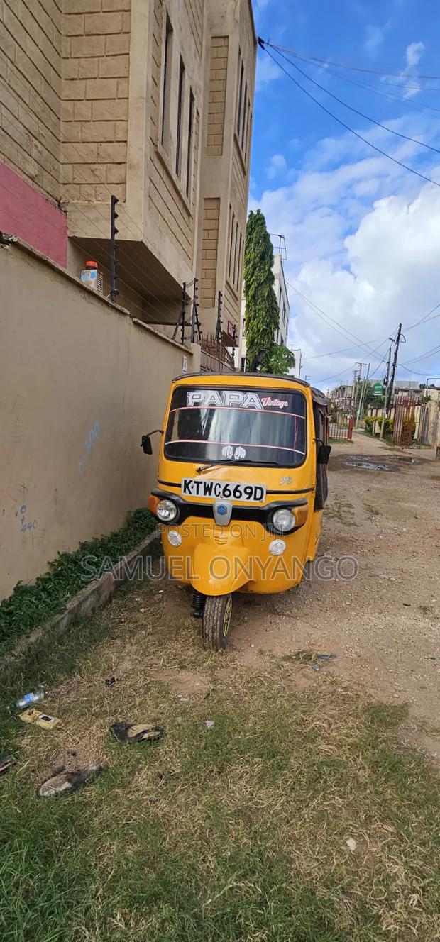 Piaggio Scooter 2019 Yellow - thumbnail 4