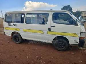 Toyota HiAce 2003 White