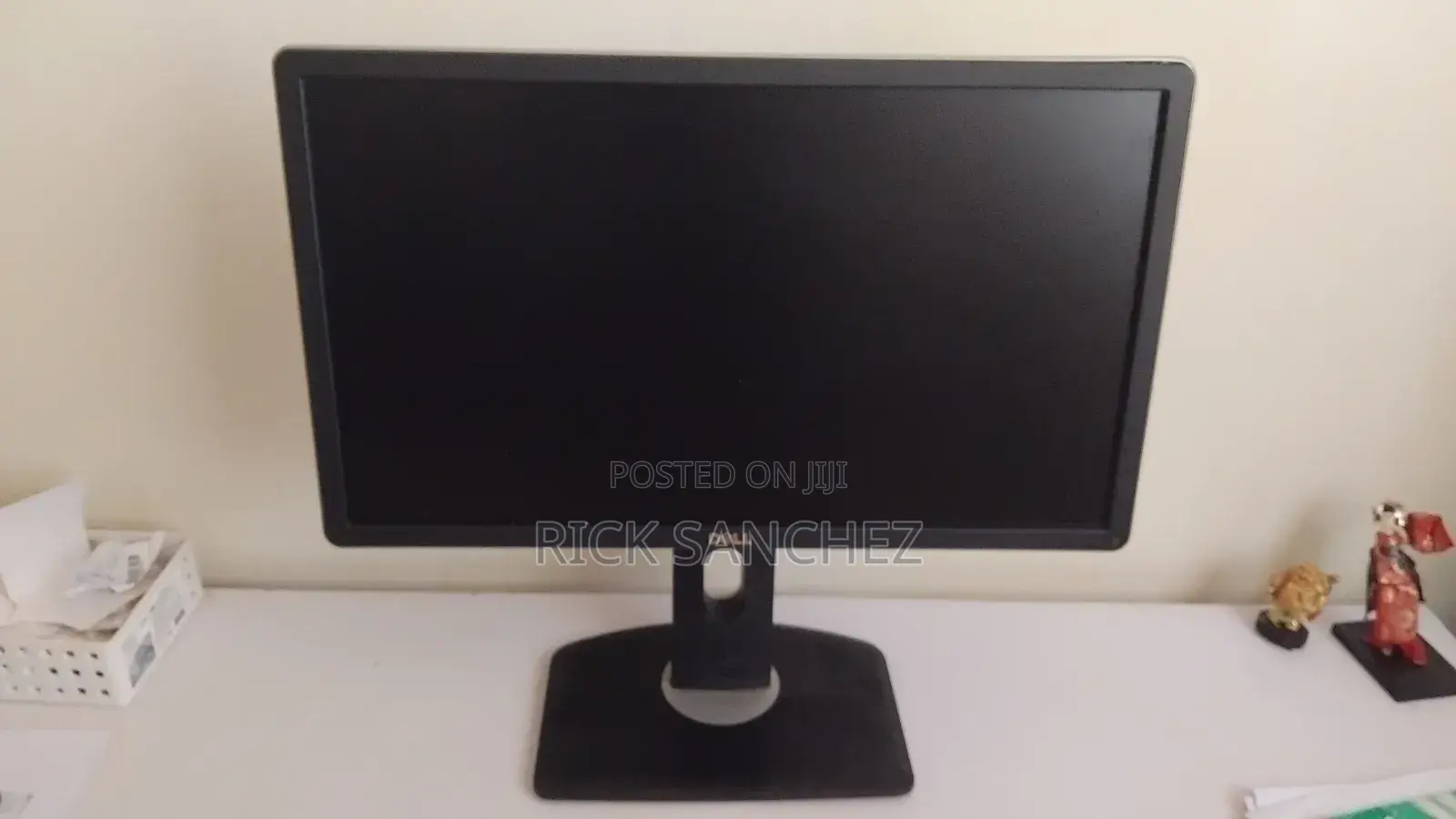 2 Monitors: Dell 22inch, Samsung 17inch