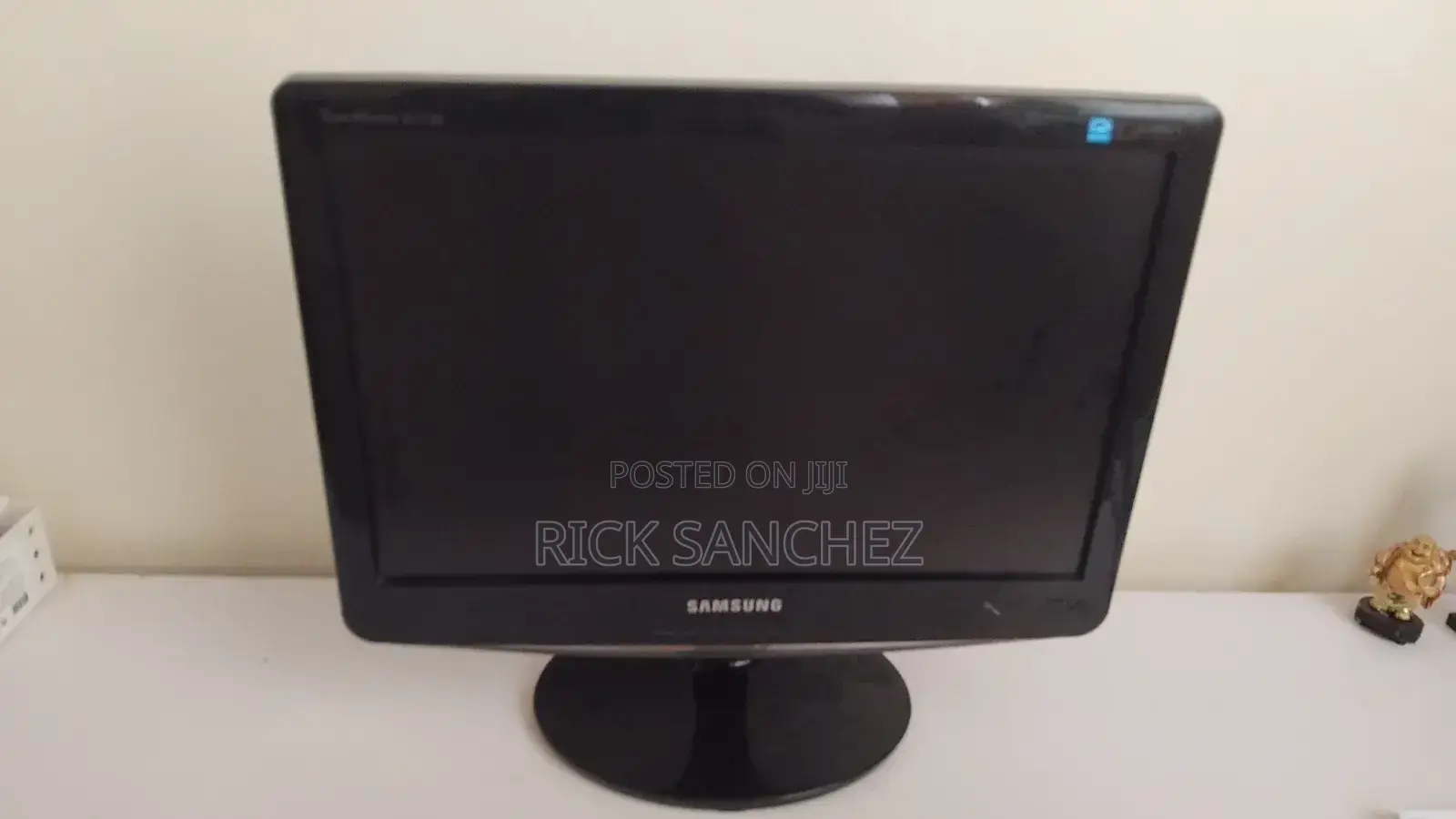 2 Monitors: Dell 22inch, Samsung 17inch