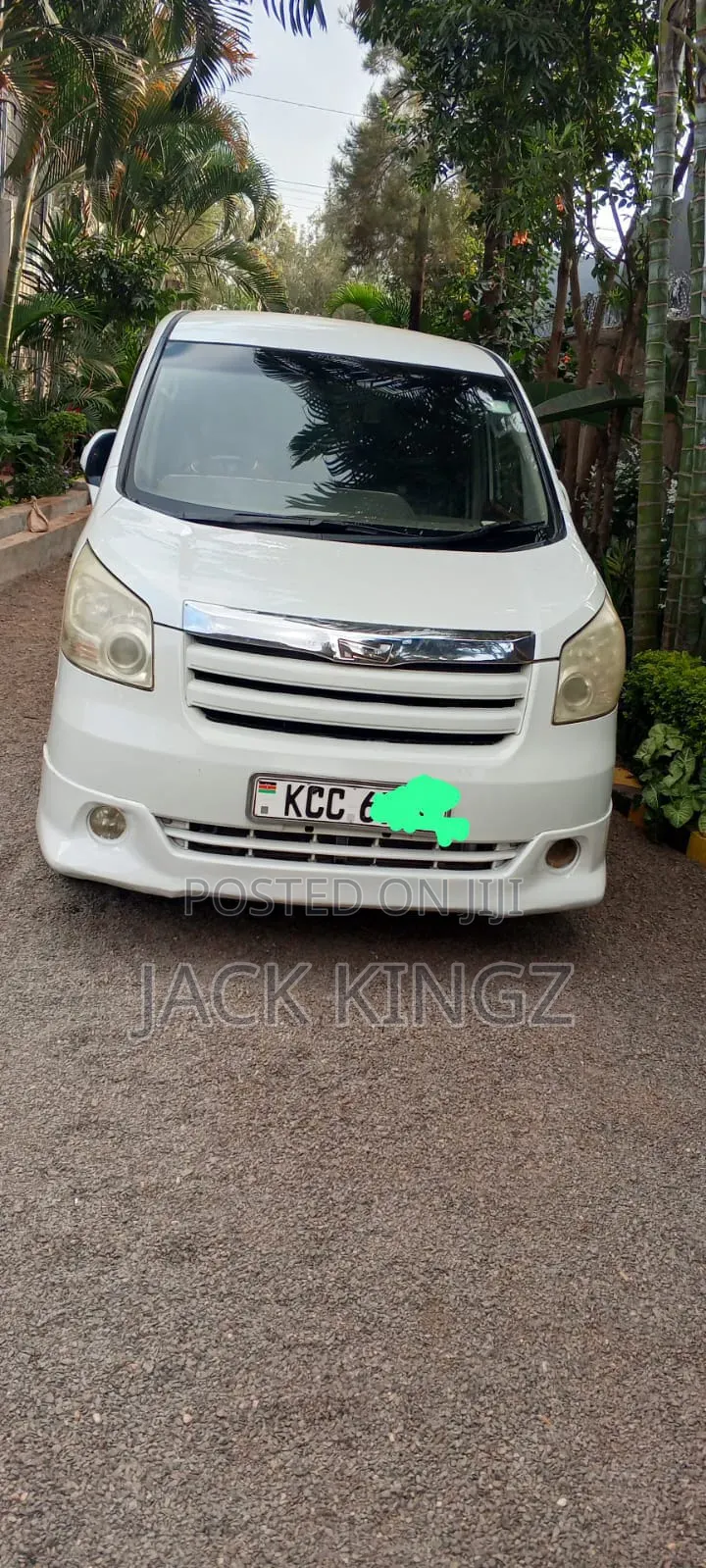 Toyota Noah 2012 White
