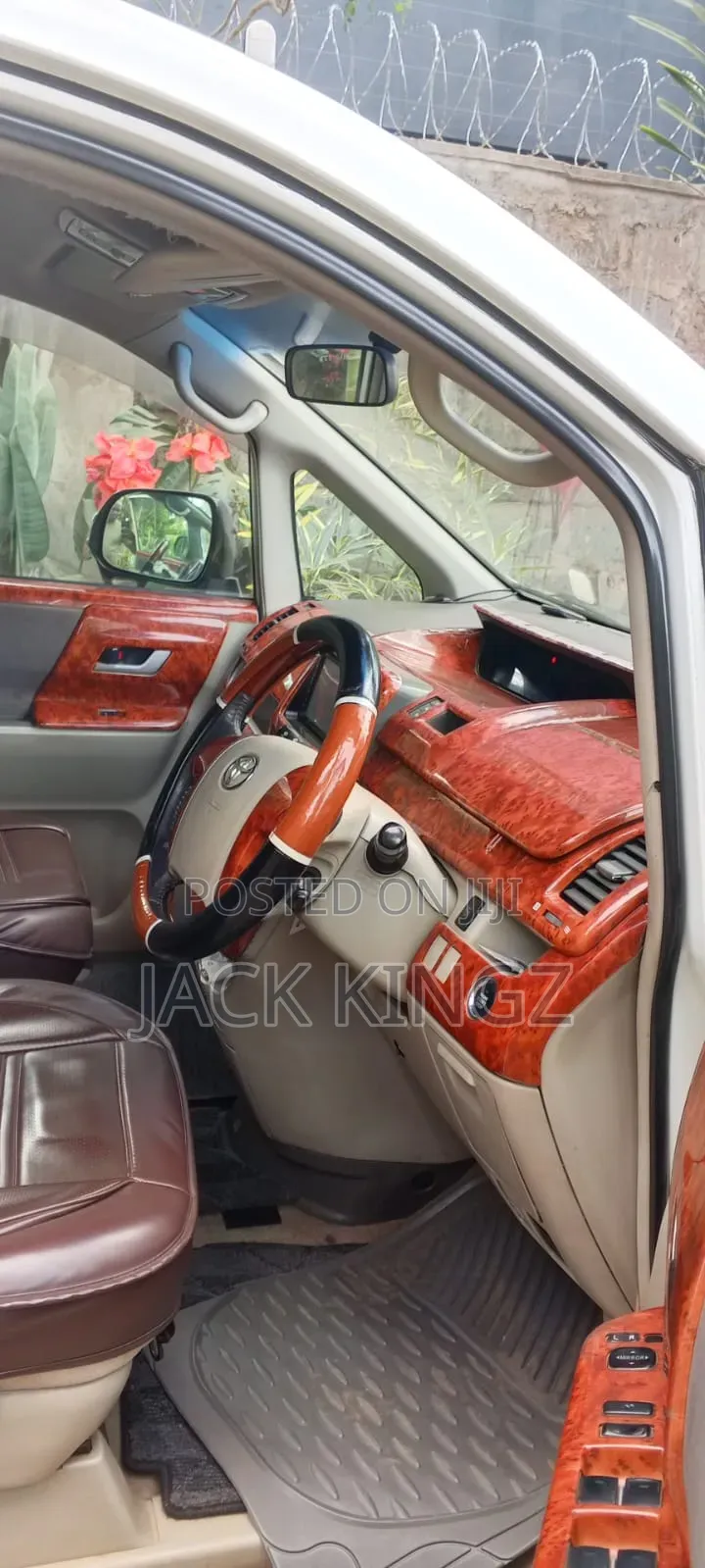Toyota Noah 2012 White