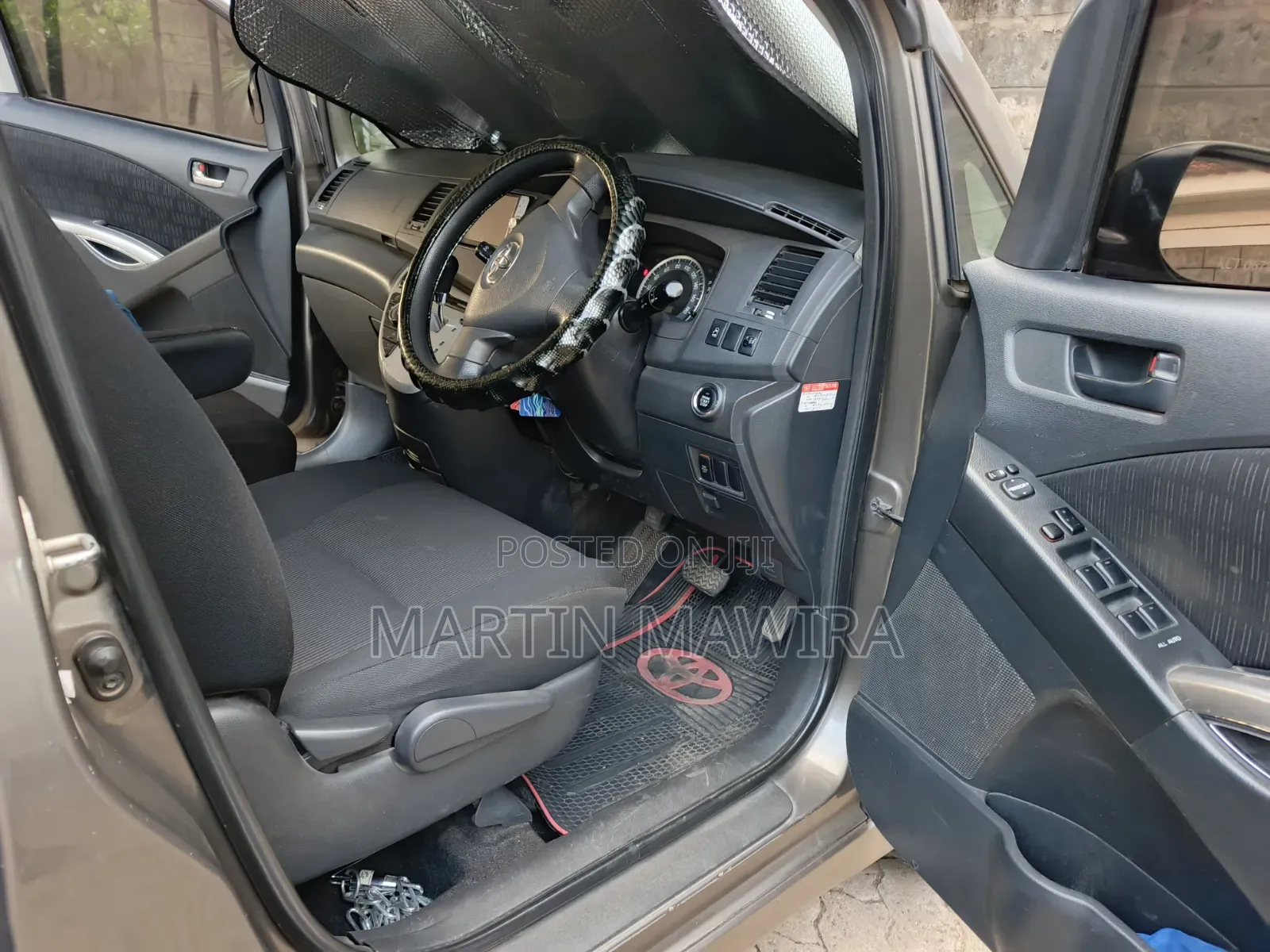 Toyota ISIS 2011 Gray