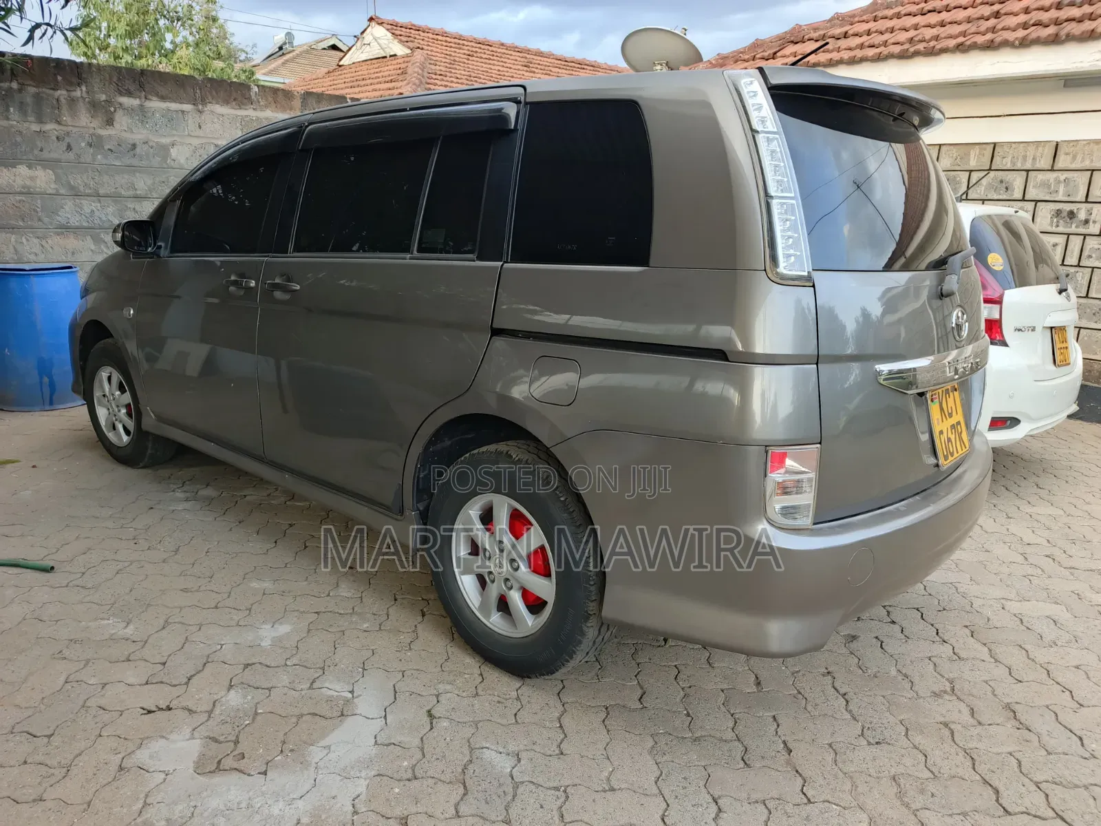 Toyota ISIS 2011 Gray