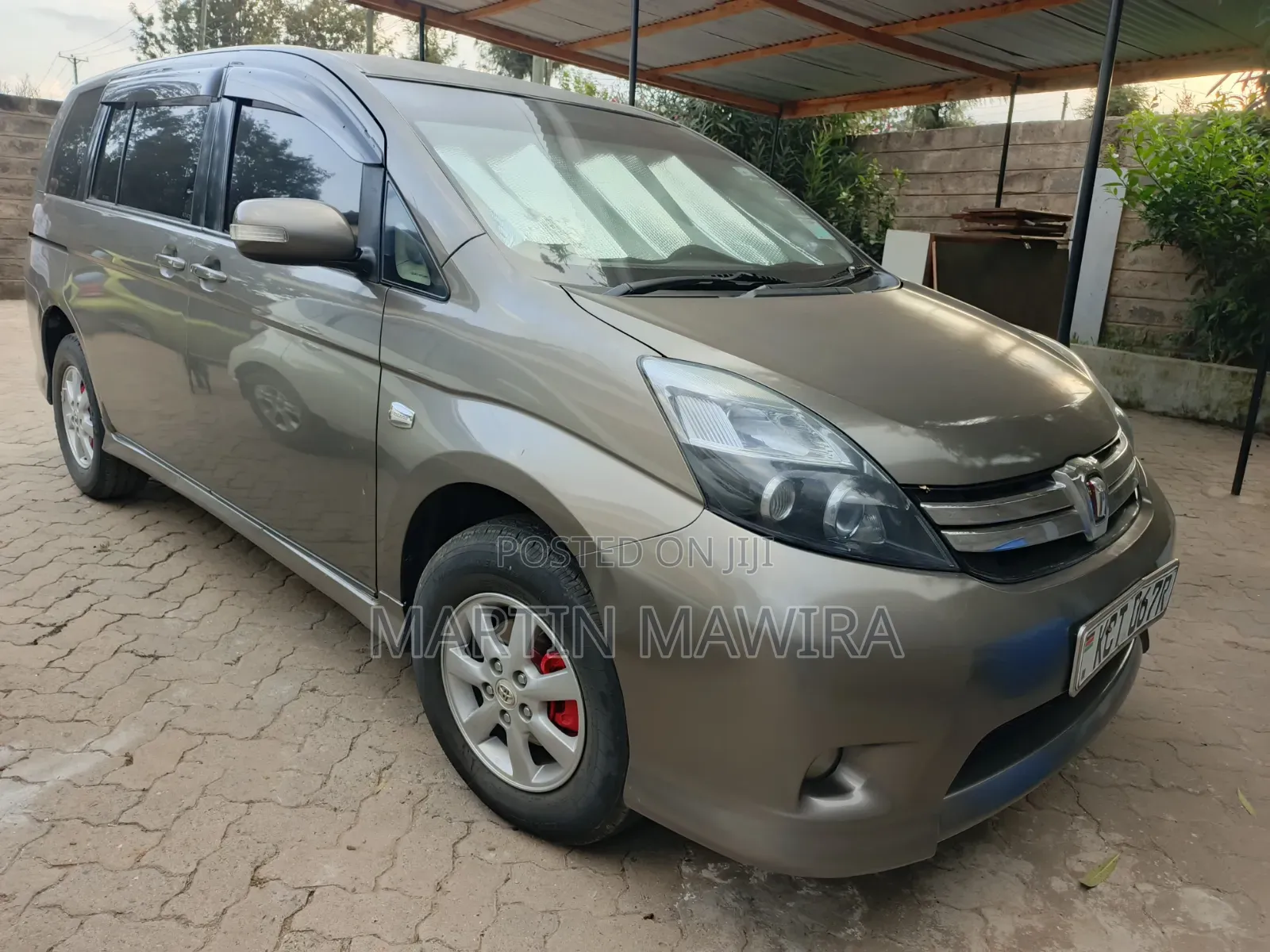 Toyota ISIS 2011 Gray
