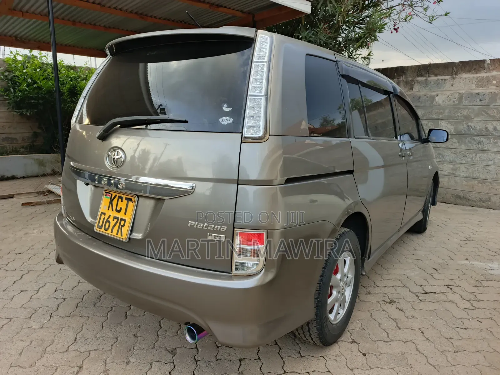 Toyota ISIS 2011 Gray