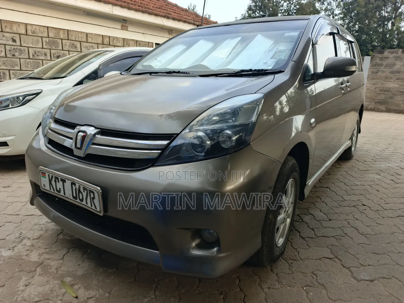 Toyota ISIS 2011 Gray