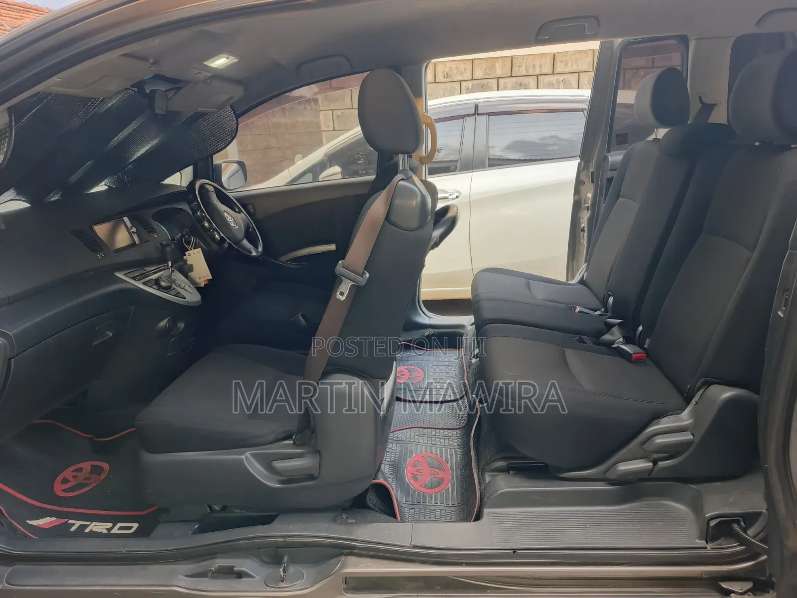 Toyota ISIS 2011 Gray