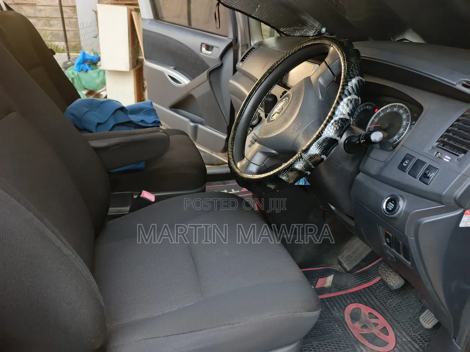 Toyota ISIS 2011 Gray
