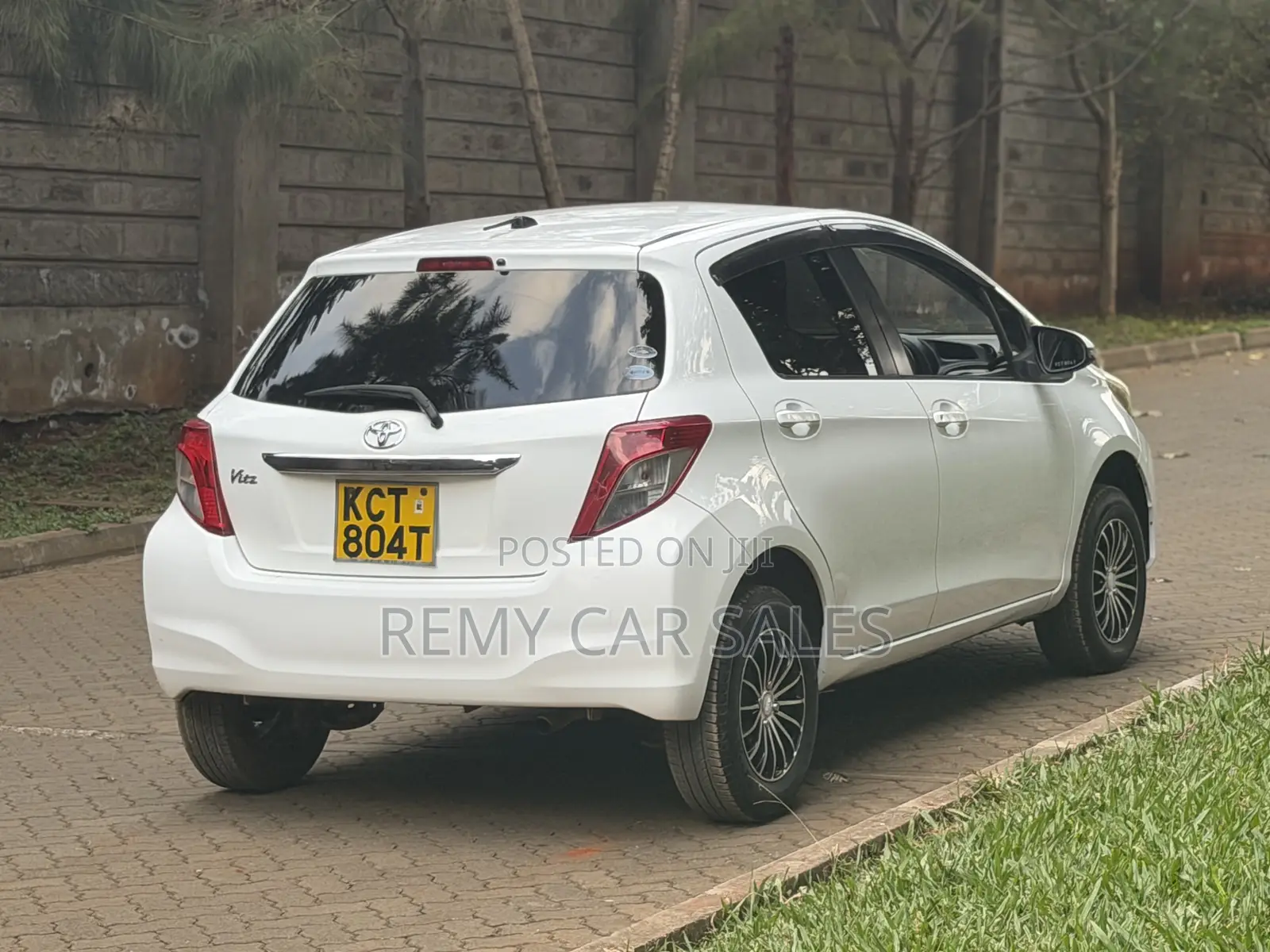 Toyota Vitz 2011 White