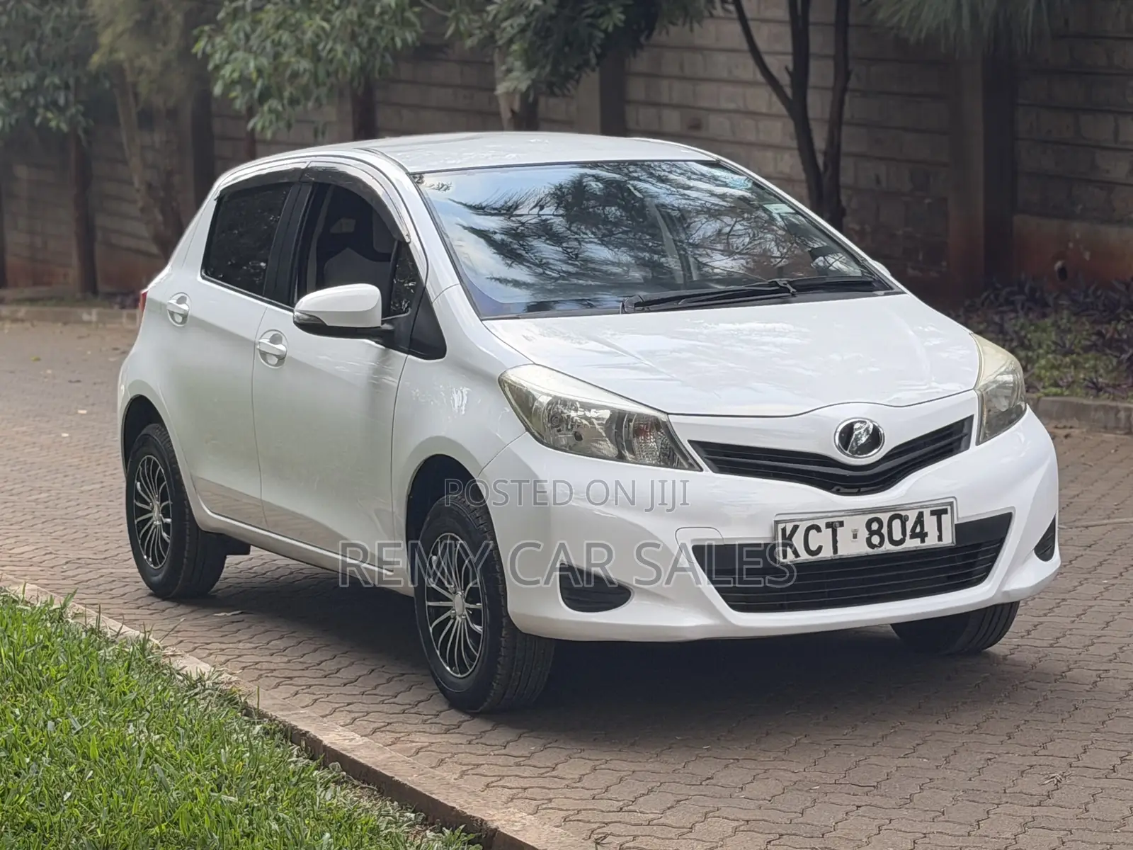 Toyota Vitz 2011 White