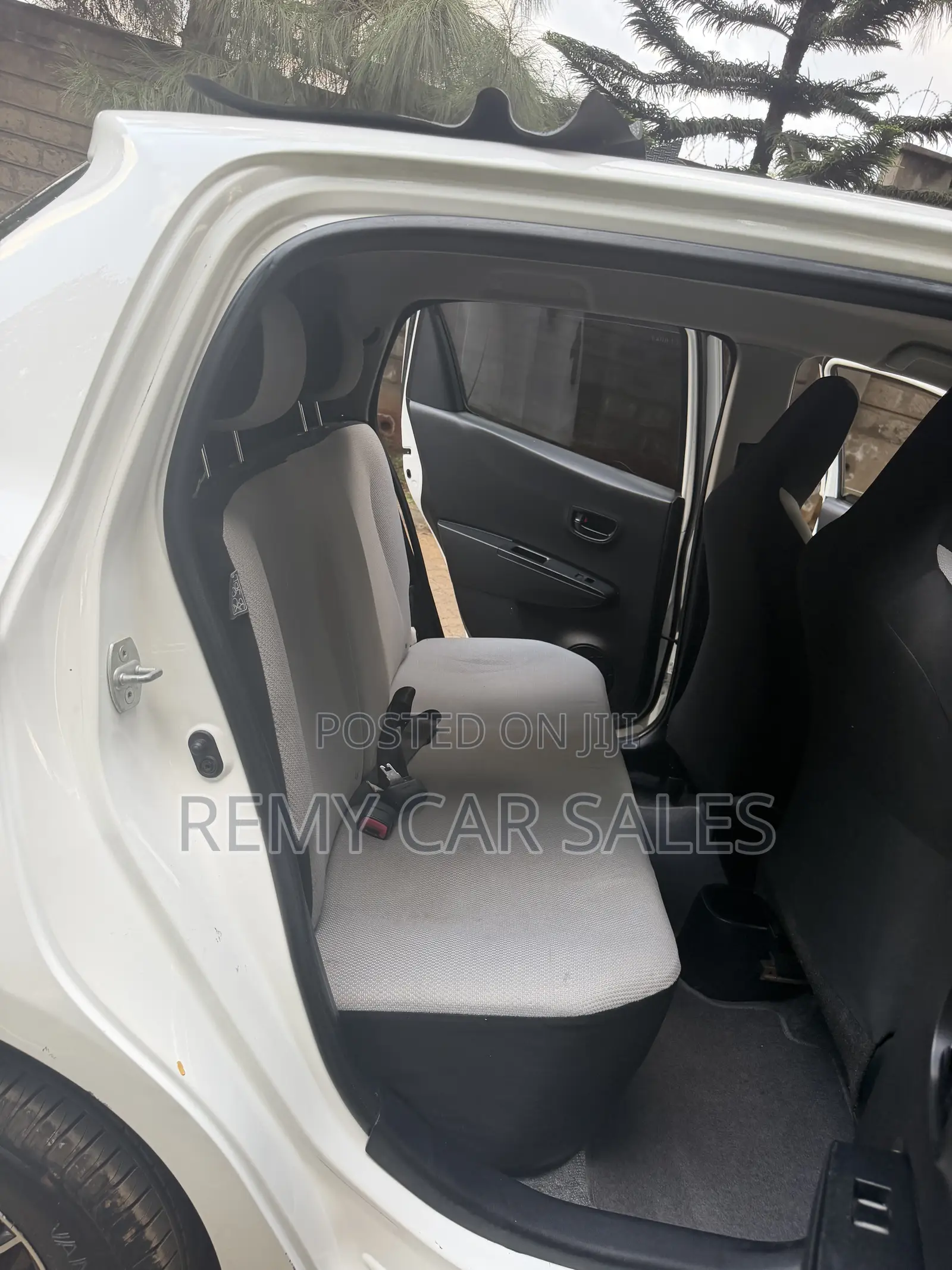 Toyota Vitz 2011 White