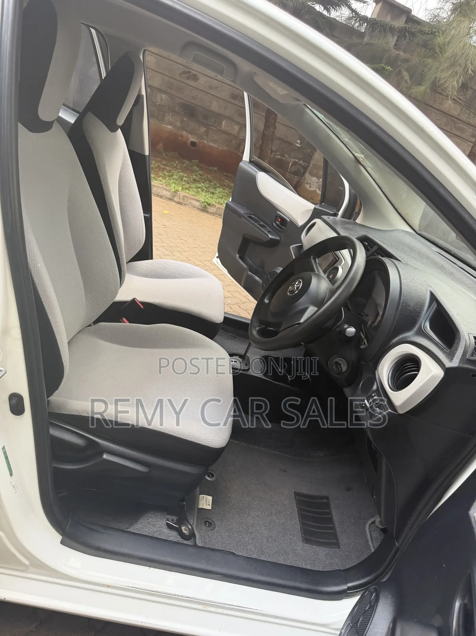 Toyota Vitz 2011 White