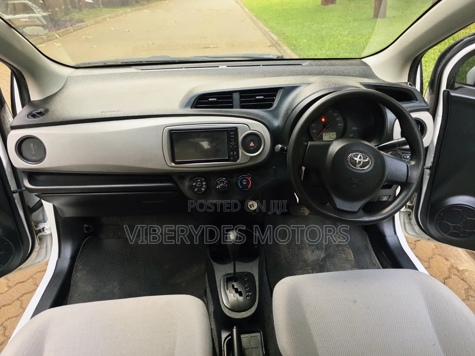 Toyota Vitz 2011 White