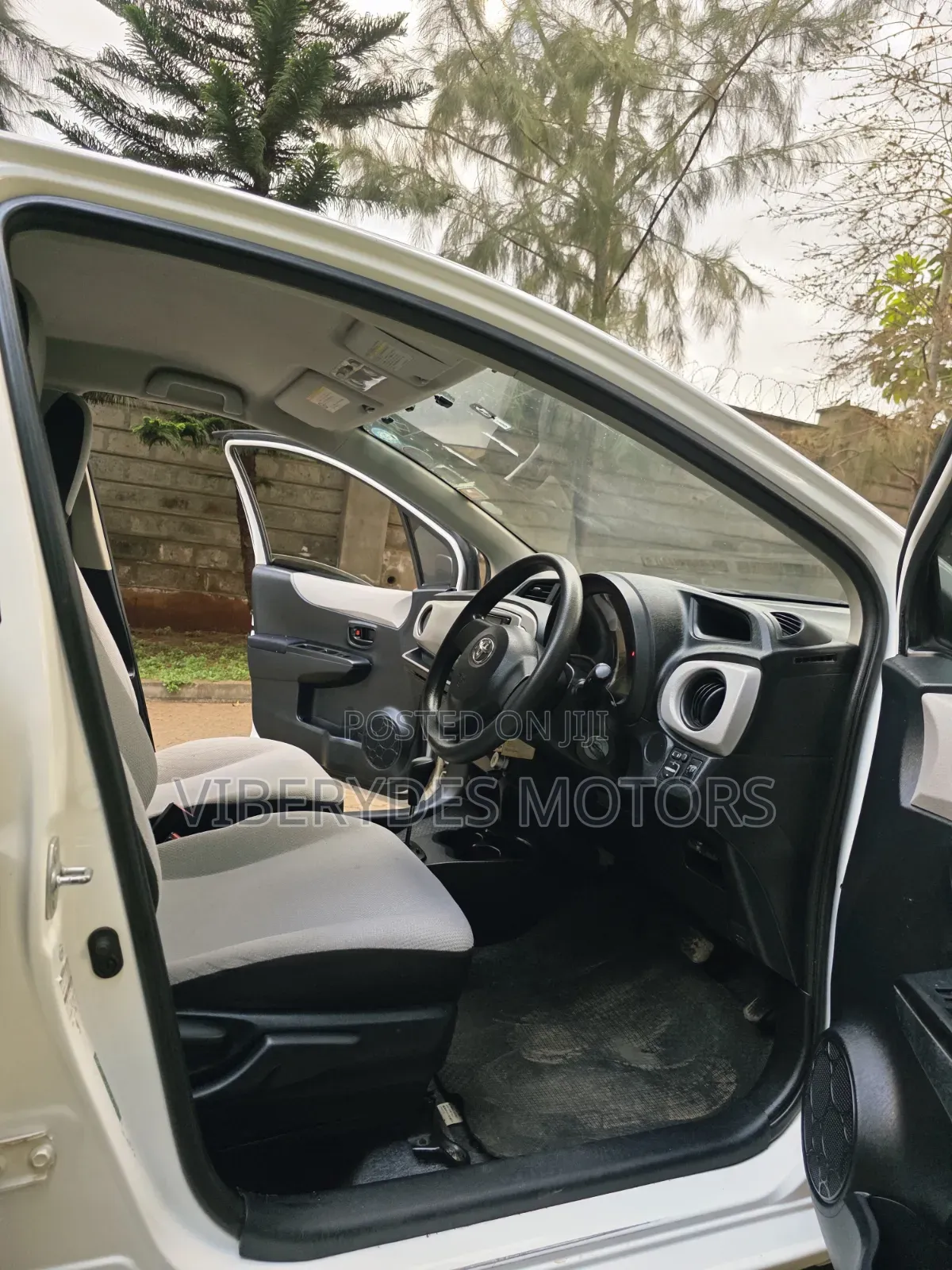 Toyota Vitz 2011 White