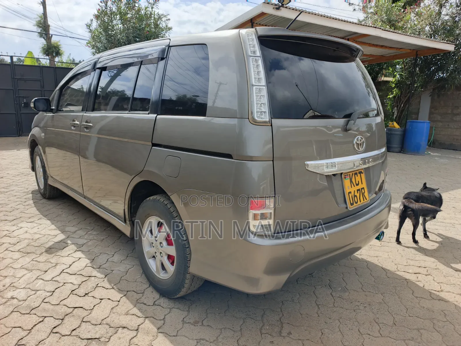 Toyota ISIS 2011 Gray
