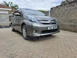Toyota ISIS 2011 Gray