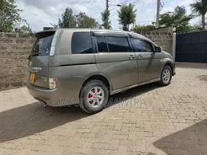 Toyota ISIS 2011 Gray