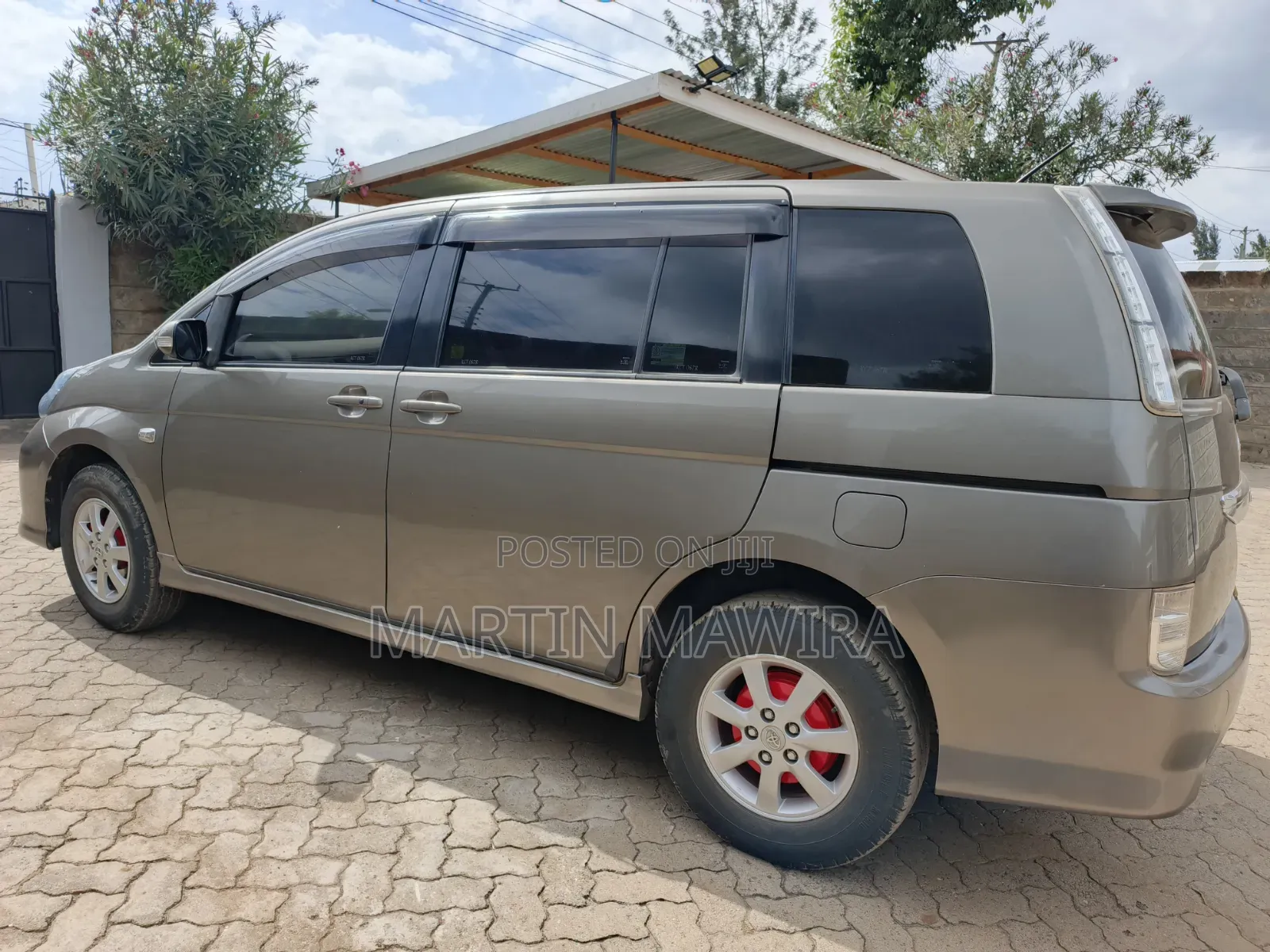 Toyota ISIS 2011 Gray