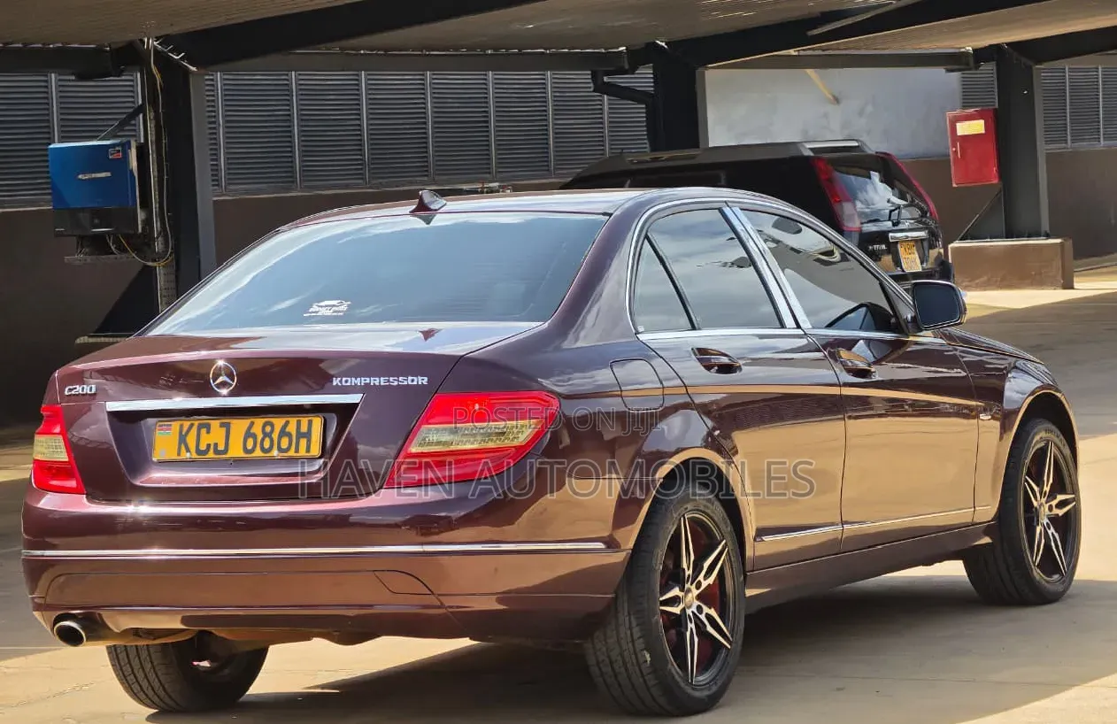 Mercedes-Benz C200 2010 Red