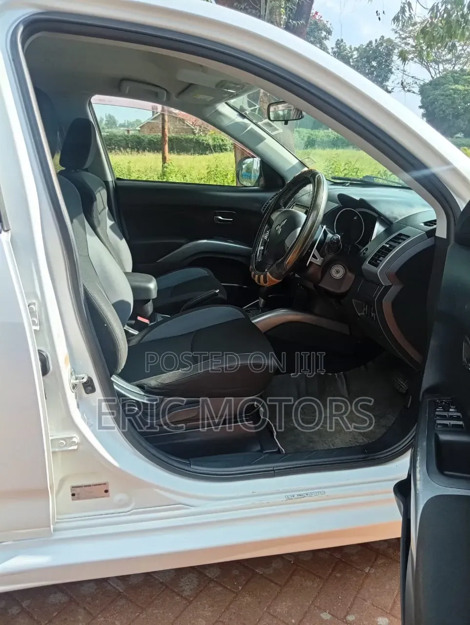Mitsubishi Outlander 2011 White