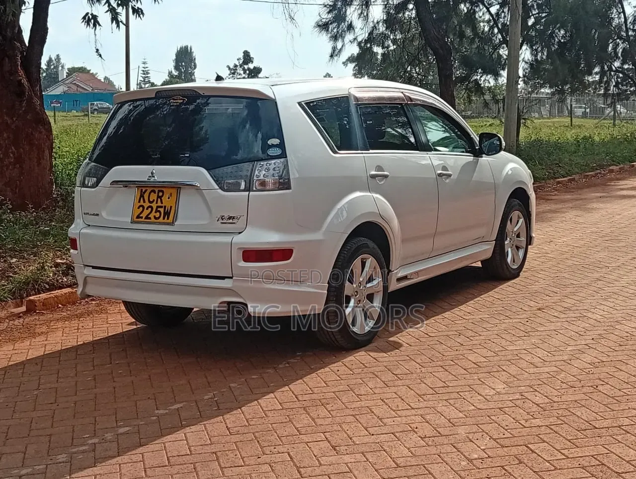 Mitsubishi Outlander 2011 White