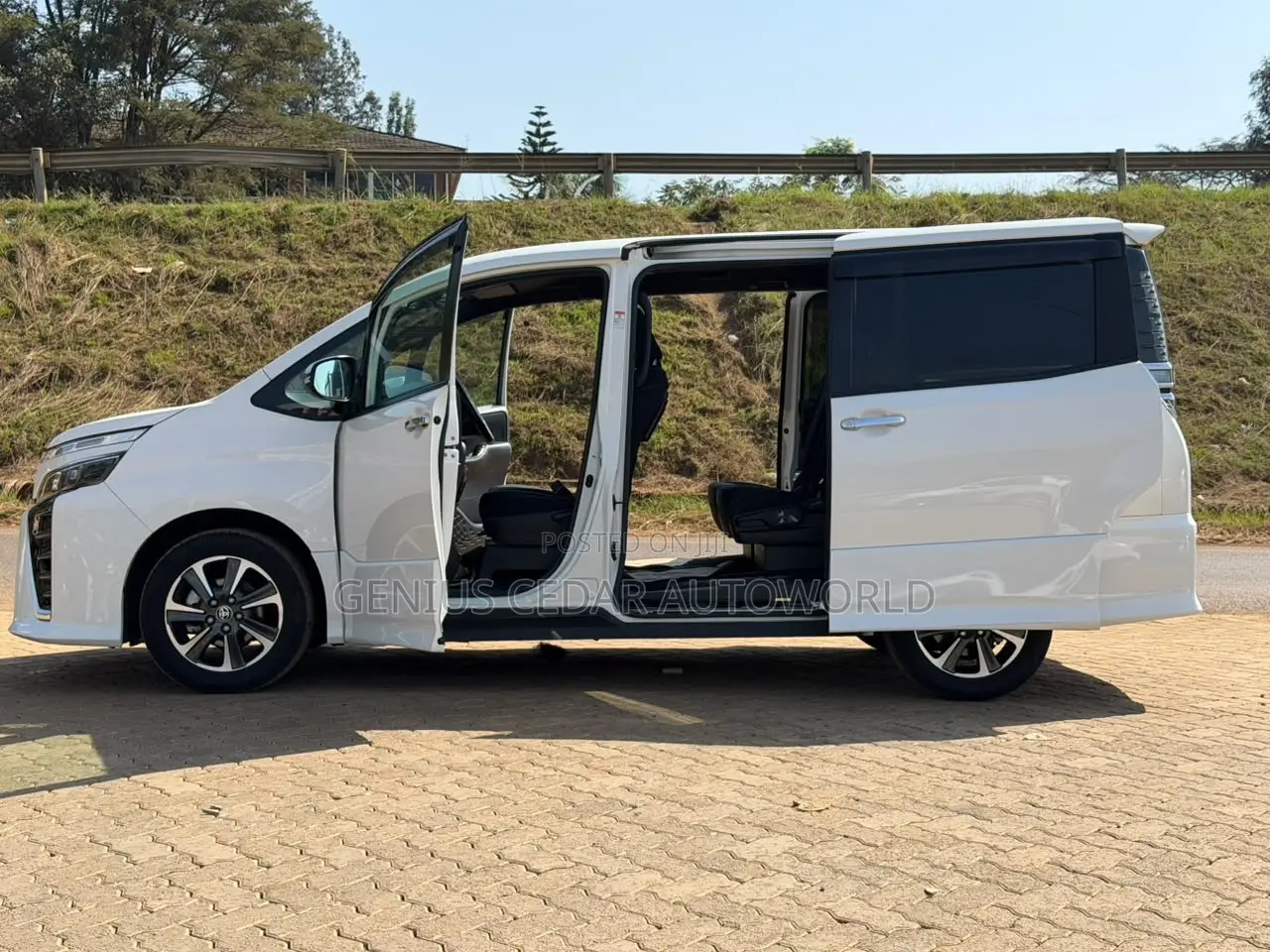 Toyota Voxy 2019
