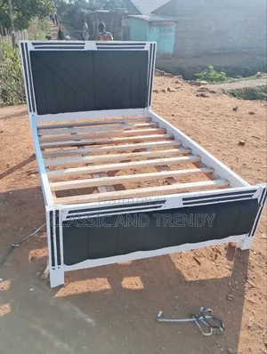 5x6 Mocket Bed. Black and White Frame