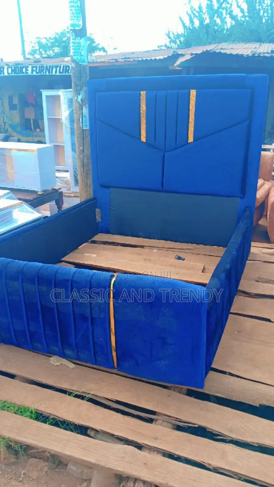 5x6 Royal Blue Chester Bed With Gold Accents