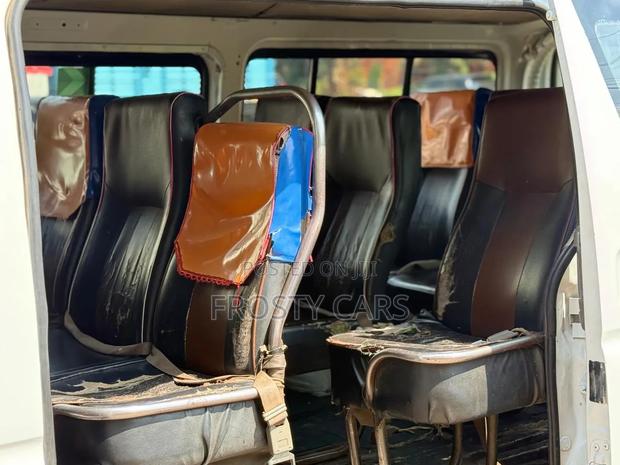 Toyota HiAce 2011 White - thumbnail 3