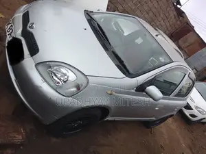 Toyota Vitz 2000 Silver