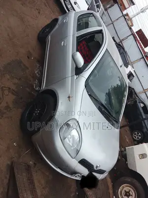 Toyota Vitz 2000 Silver