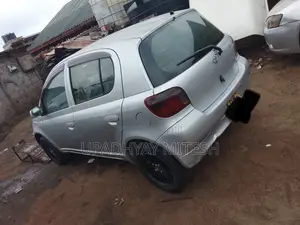 Toyota Vitz 2000 Silver