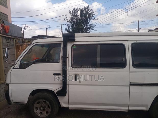 Nissan Caravan (Urvan) 2000 White - thumbnail 2