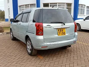 Toyota Raum 2004