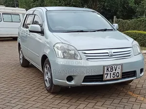 Toyota Raum 2004