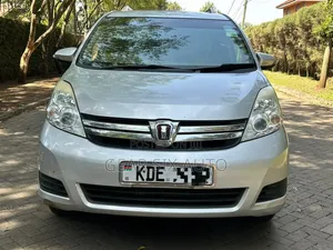 Toyota ISIS 2014 Silver
