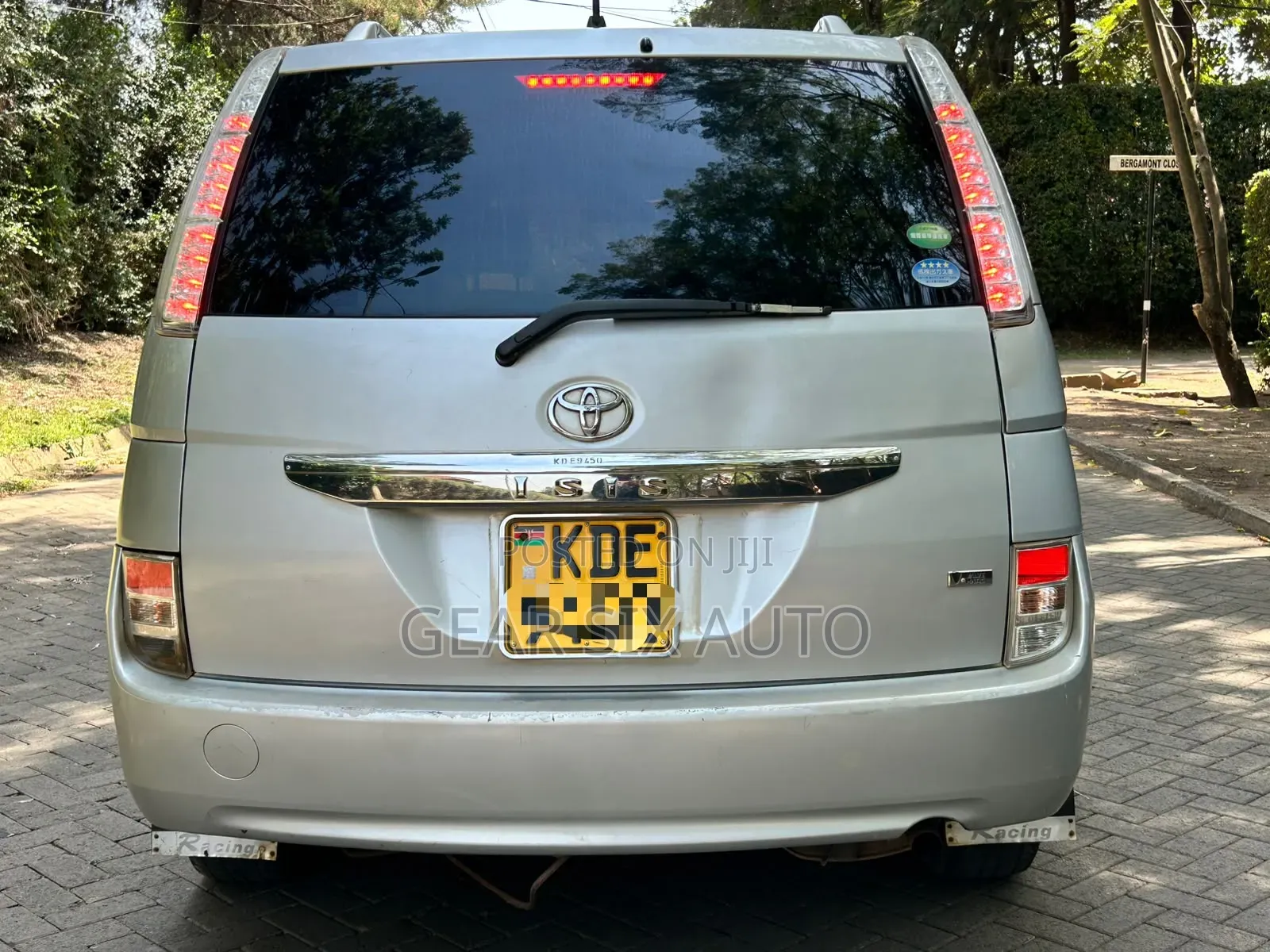 Toyota ISIS 2014 Silver