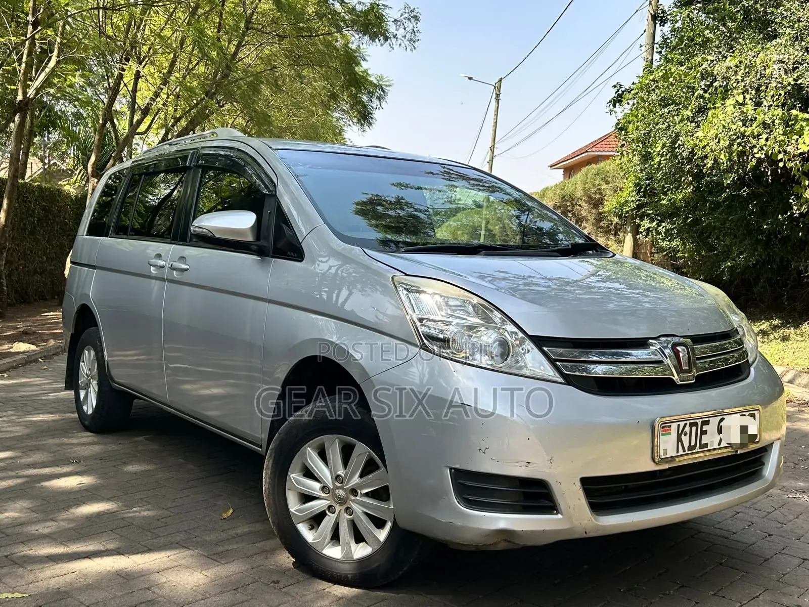 Toyota ISIS 2014 Silver
