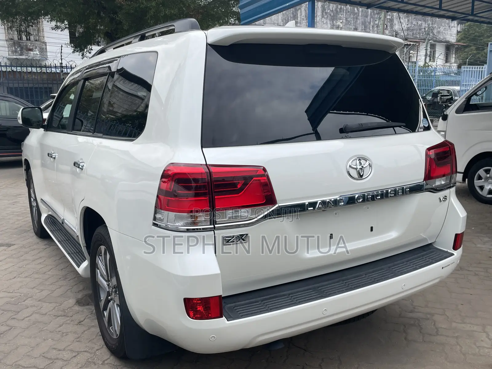 Toyota Land Cruiser 4.6 V8 ZX 2019 White