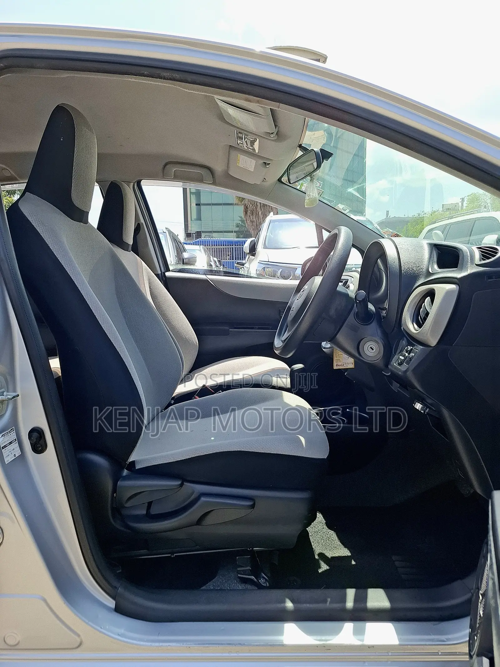 Toyota Vitz 2011 Silver