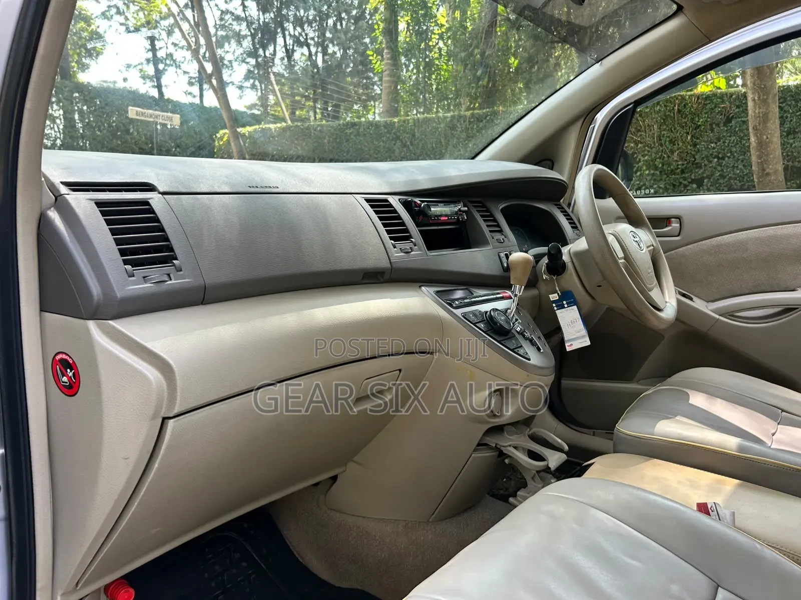 Toyota ISIS 2014 Silver