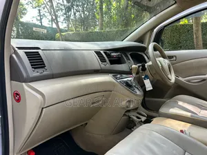 Toyota ISIS 2014 Silver