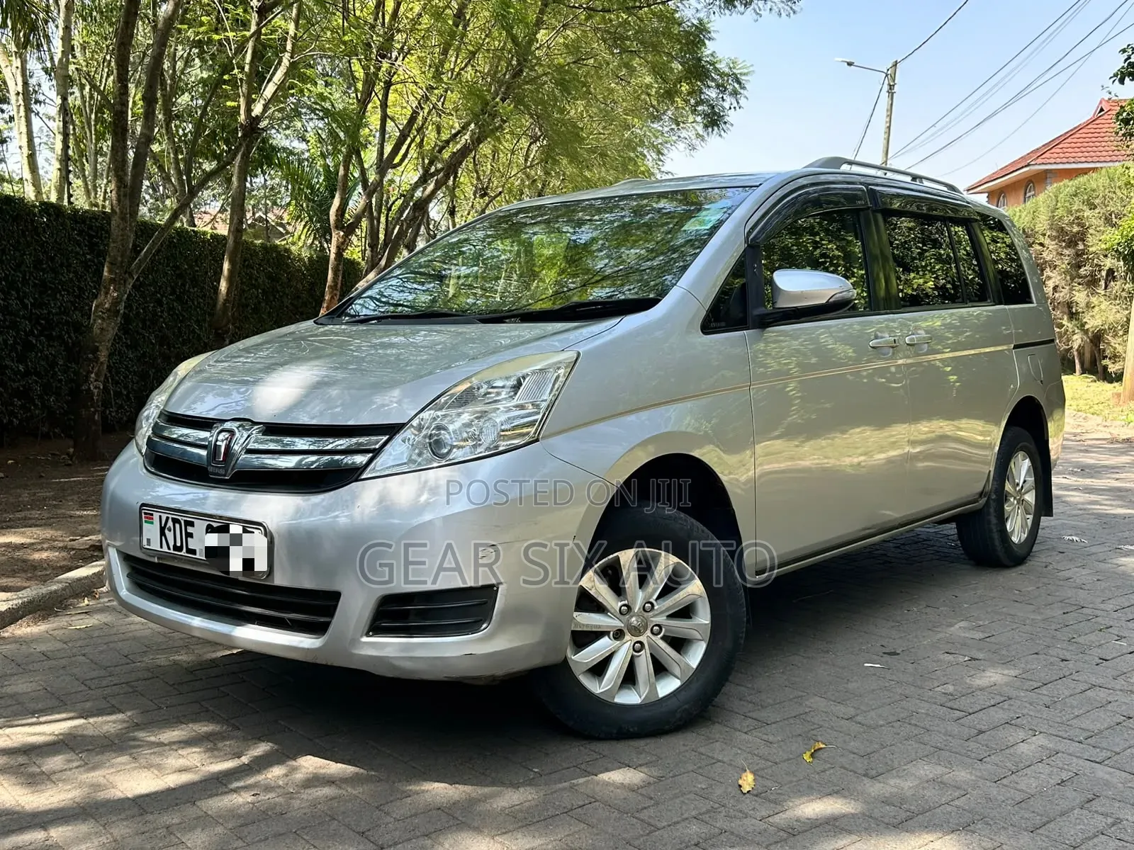 Toyota ISIS 2014 Silver